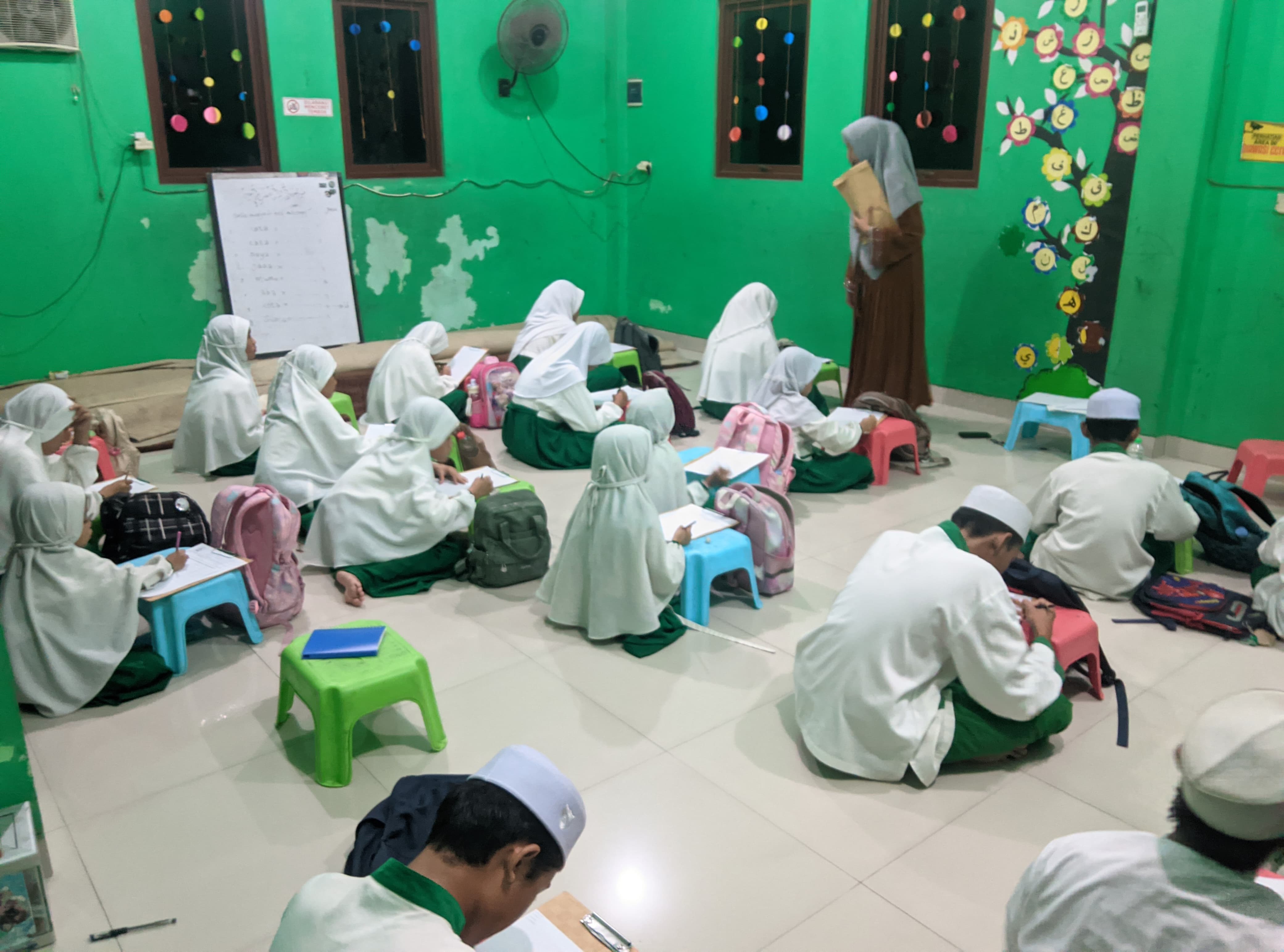 Miftahul Ulum hadir untuk meletakkan fondasi keimanan dan pendidikan agama sejak dini